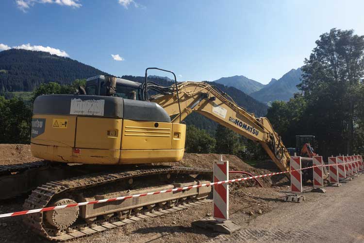 Pelleteuse creusant pour trouver de l'eau