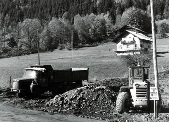 image en noir et blanc d'un camion