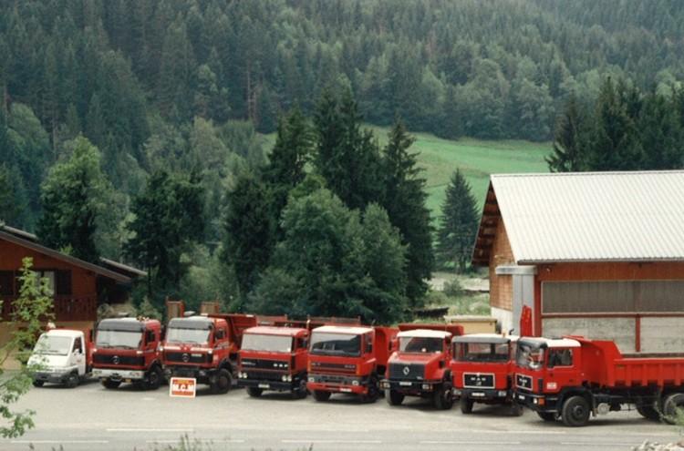 Rangée de camion rouges