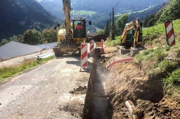 deux pelleteuses faisant des travaux VRD