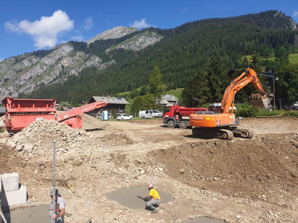 Pelleteuse et camion sur un chantier