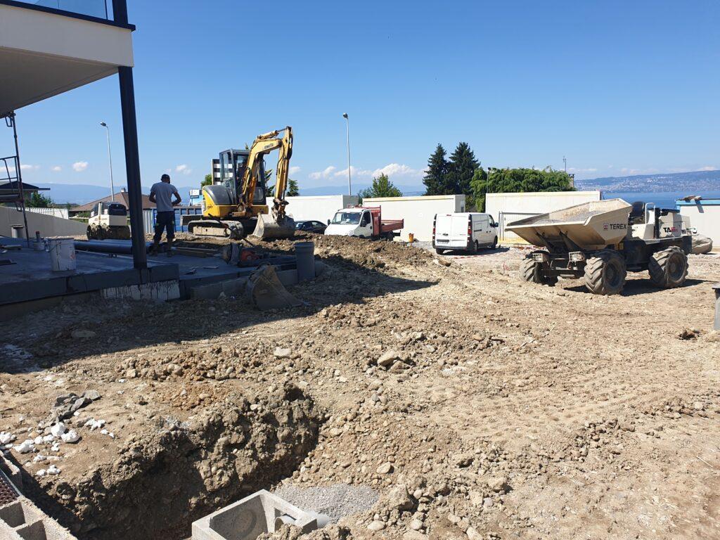 Travaux de terrassement avec pelleteuse et dumper