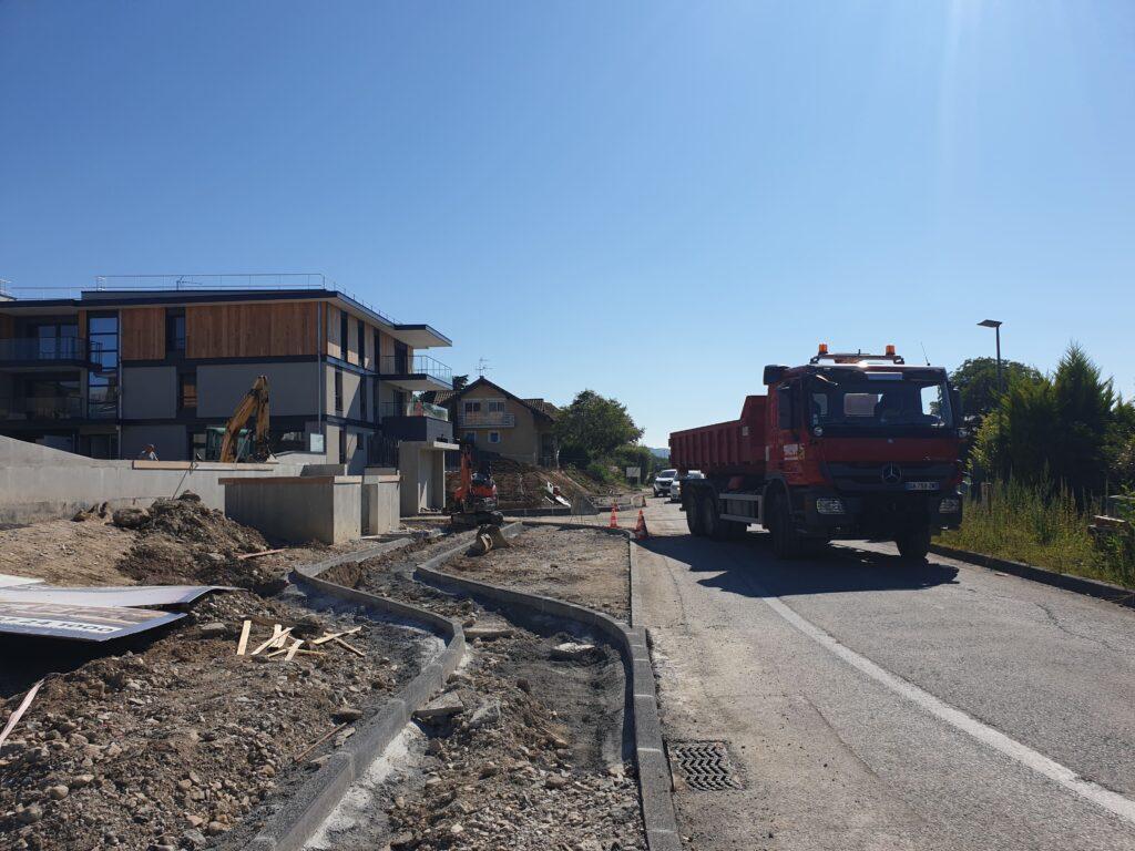 Camion à côté d'un chemin en cours de construction