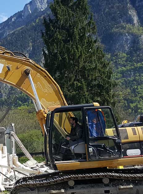 homme dans un engin pour faire des travaux