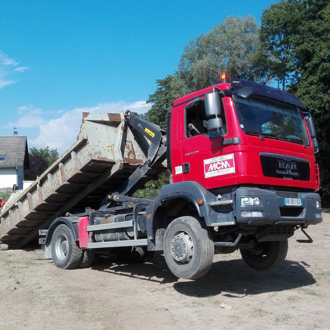 Photo d'un camion rouge MCM TP