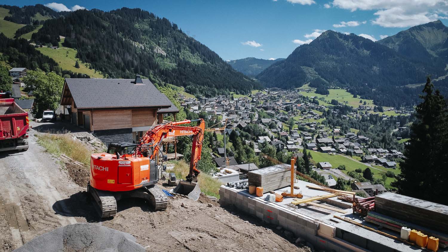 Photo d'un chantier de terrassement d'une maison en montagne