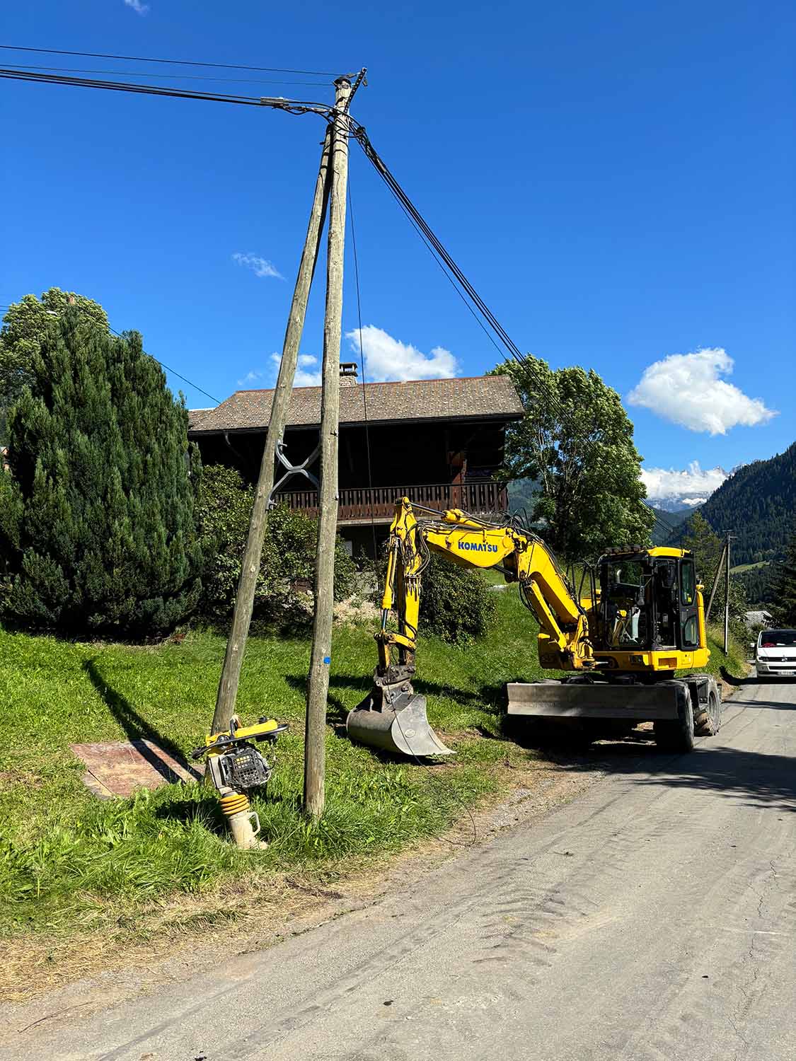 Photo d'une petite pelleteuse jaune