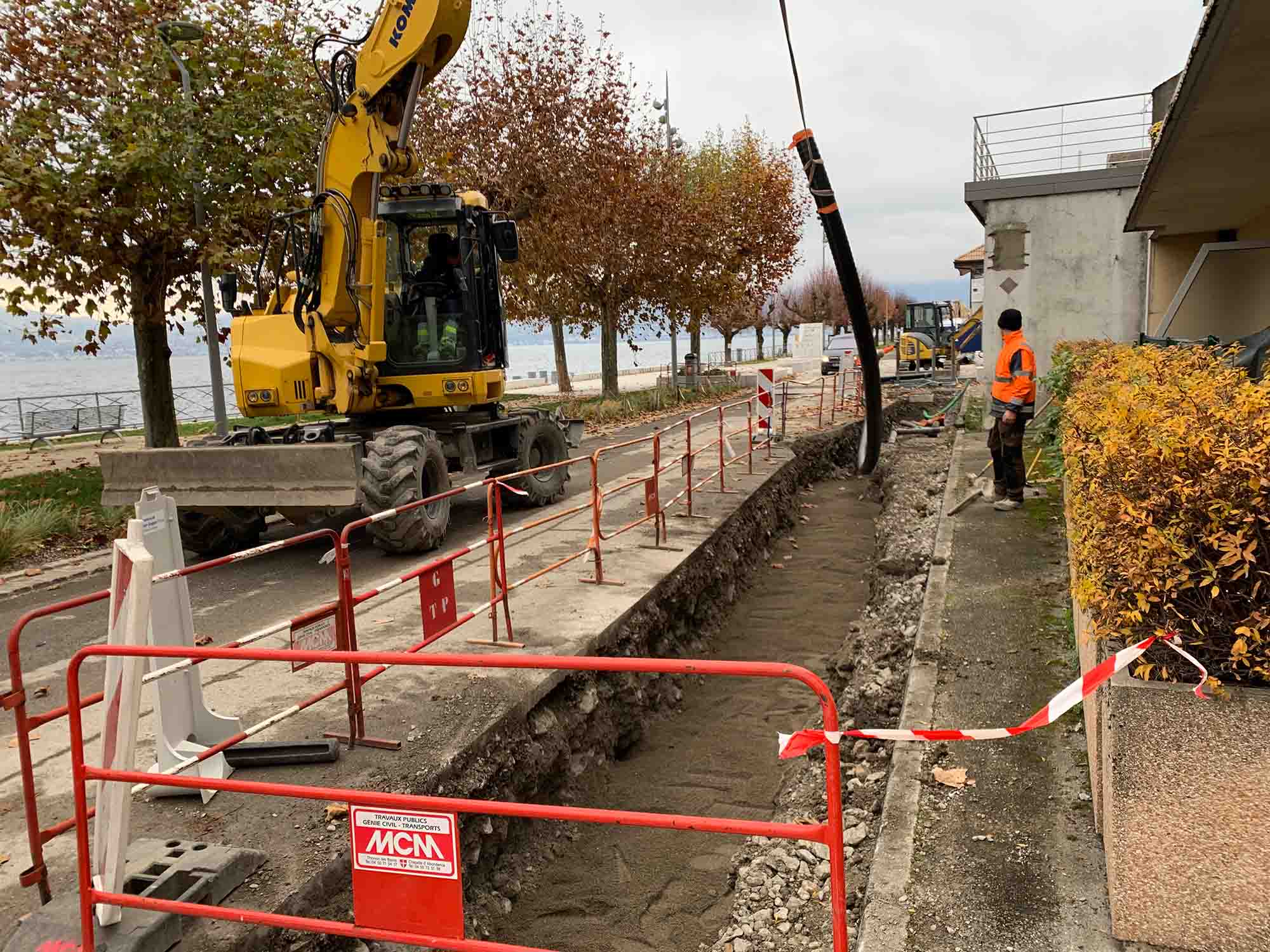 Photo d'un chantier de VRD au bord d'un lac