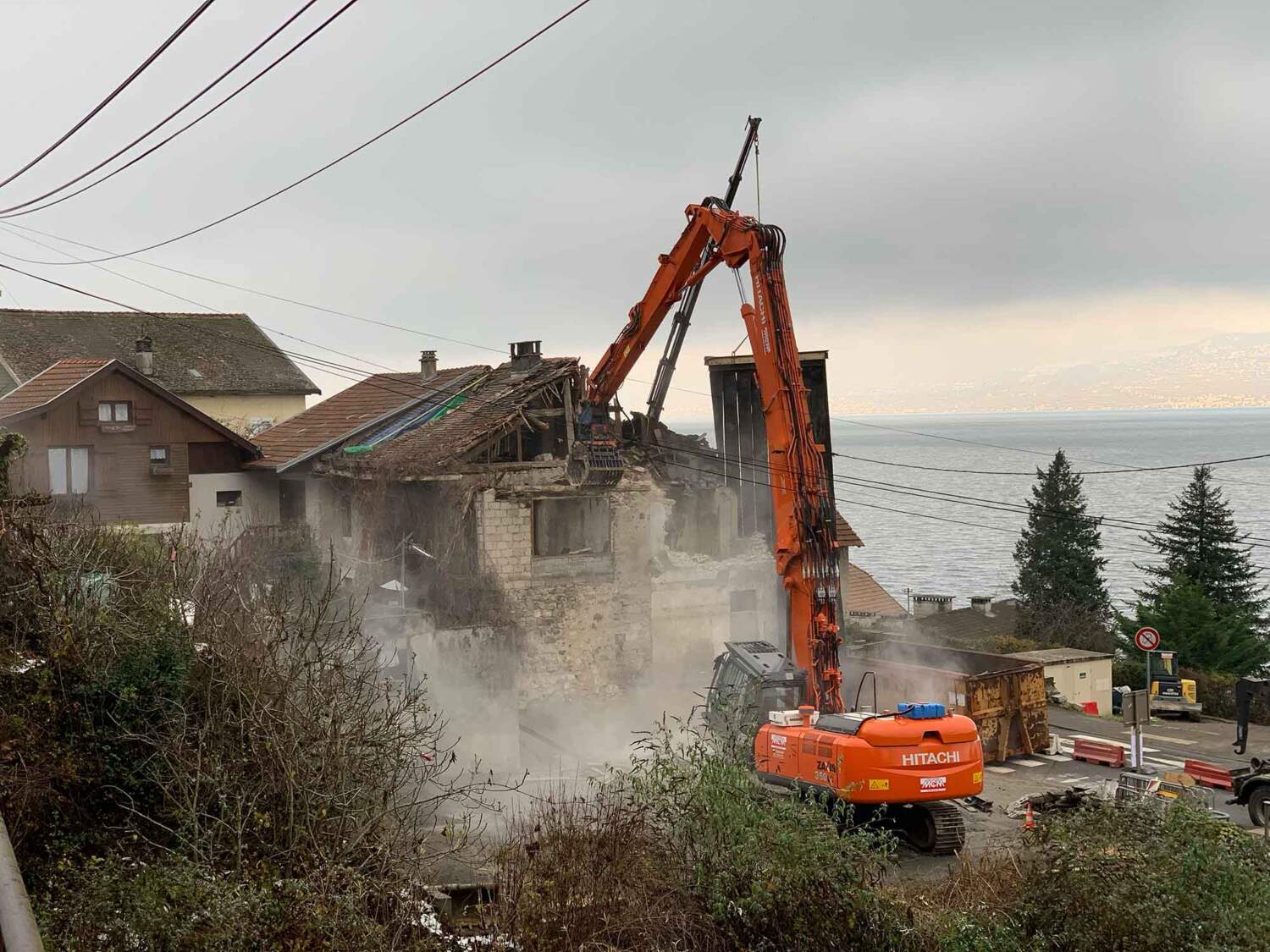 Photo de travaux de démolition d'une maison - Entreprise MCM TP à Thonon-les-Bains