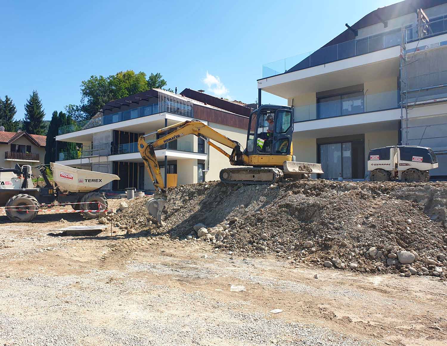 Photo de travaux de terrassement autour d'une résidence