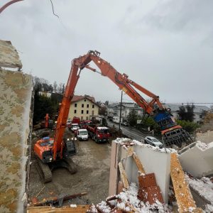 Pelle de démolition qui détruit un bâtiment